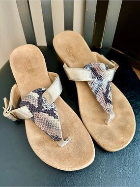 Vionic Alanis Sz. 39 Gold Sandal with Snakeskin-Pattern Thong